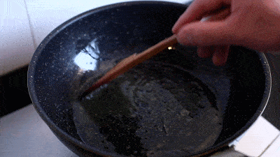 糖色的时|红烧肉炒糖色,这个比例最关键!没掌握好,难怪又苦又焦还发黑