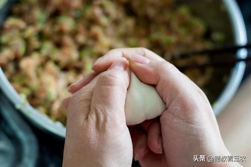  饺子皮|知道这些真相后，经常买鲜面条饺子皮的人，你还会再买吗？