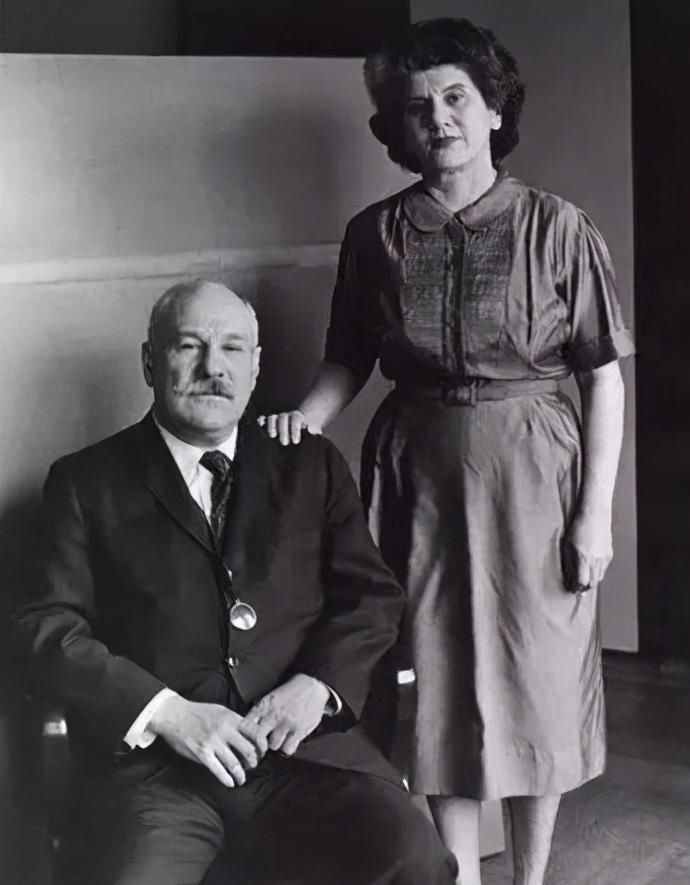  艺术大师|抽象派艺术大师24年里只画直线，其中有一条直线卖了7个亿