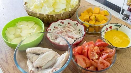 晚饭|晚饭3菜1汤，依然是家常的食材简单的做法，一家人吃得特别满足