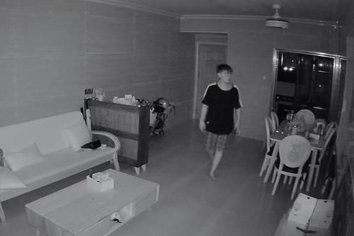 梁女士|迷惑行为！入室盗窃为什么要脱掉裤子走来走去？