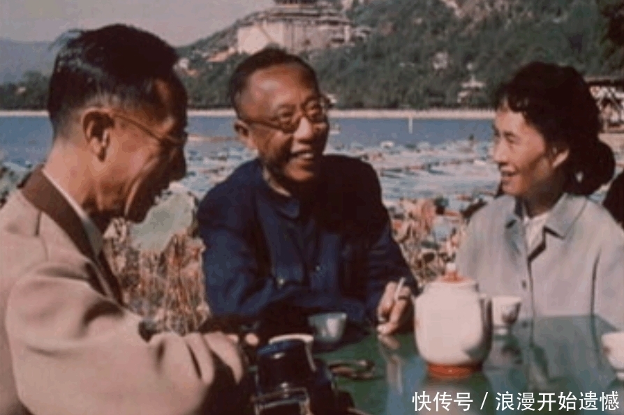 挂错|老人逛故宫说: 挂错照片了! 专家: 不懂装懂, 老人: 这是我爹