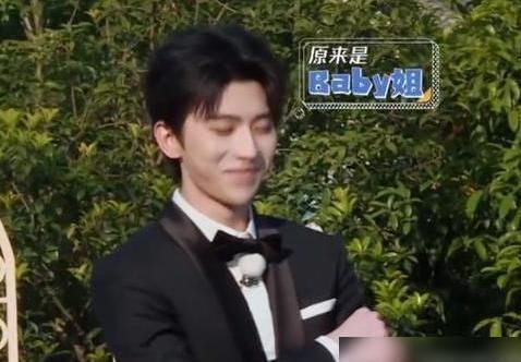  字幕|Baby和蔡徐坤组情侣，一旁的字幕亮了，网友：这么怕黄教主？