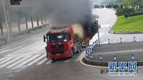  挂牵引罐车|紧急！罐车突发大火，他拉起水管冲了过去