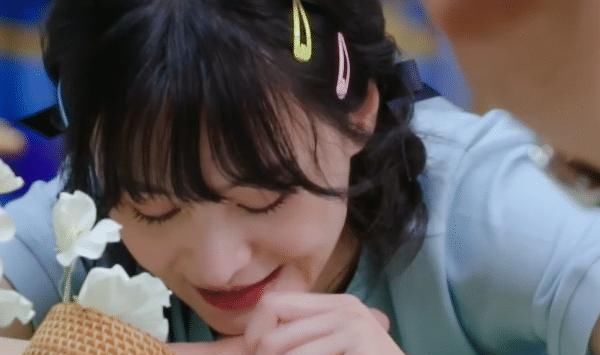  郑爽|吃火锅谭松韵张新成夹肉吃，谁留意郑爽的碗？佩服她的自律