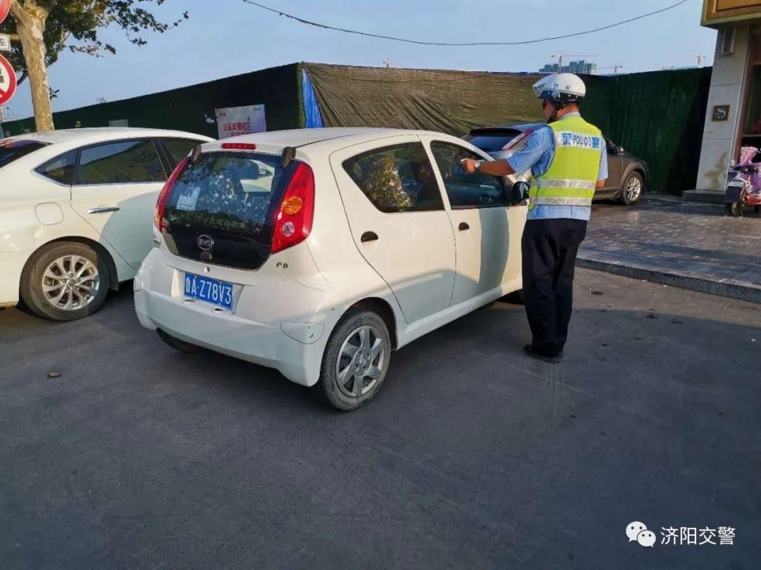 文明城市|【创建全国文明城市】济阳交警持续对违法停车进行整治 提升道路通行效率