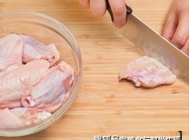 做法|懒人鸡翅做法，不用炒不用油，往锅里一丢，香甜多汁，又嫩又入味