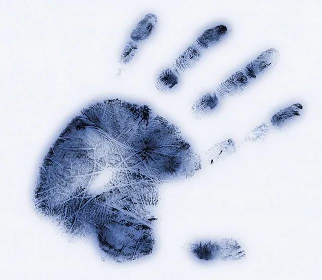  尊严|男子借酒劲骚扰超市老板娘；其丈夫捅了他30多刀；受害者却判了无期