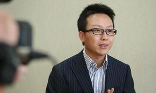  现况|草根逆袭抛弃糟糠女友，娶外国高官之女隐婚9年，李玉刚现况如何