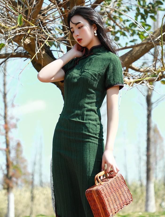  浪漫|原以为这辈子不会穿的旗袍，居然变得这么时髦，显瘦优雅又减龄！