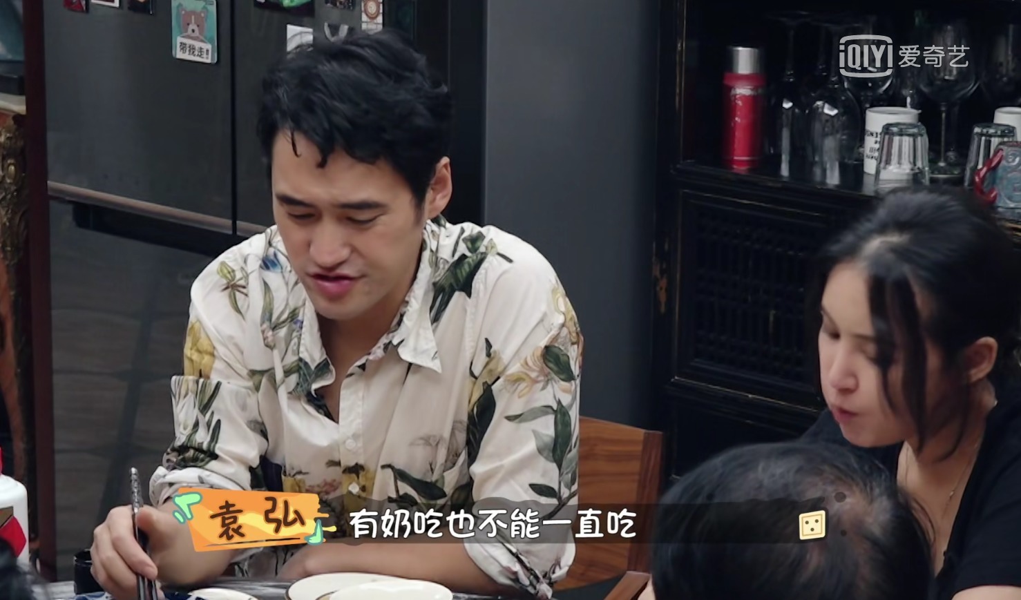 美食|张歆艺探班袁弘,给全剧组送美食和风扇,袁弘上来就是一个树懒抱