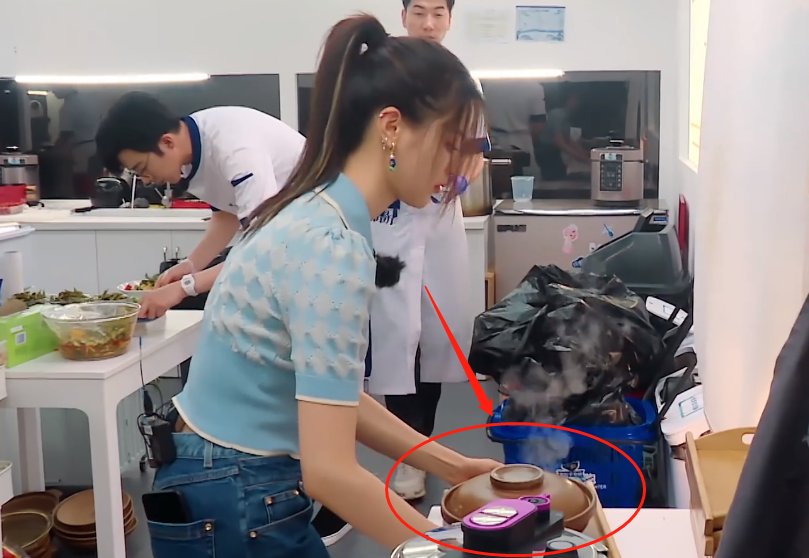 节目|杨超越节目上热菜不用毛巾,看清刘宇宁的反应,教养是装不出来的