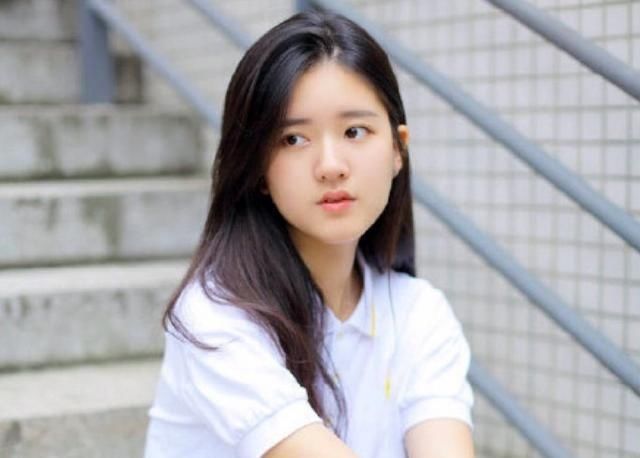  金鹰女神|金鹰奖很多艺人在盯着，但这个奖却被质疑，谁能获得引起网友关注