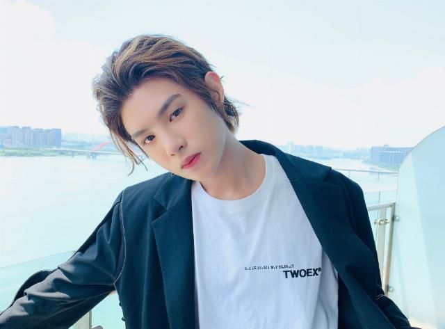  潮牌|从群嘲土味到一货难求，谁在买明星潮牌？