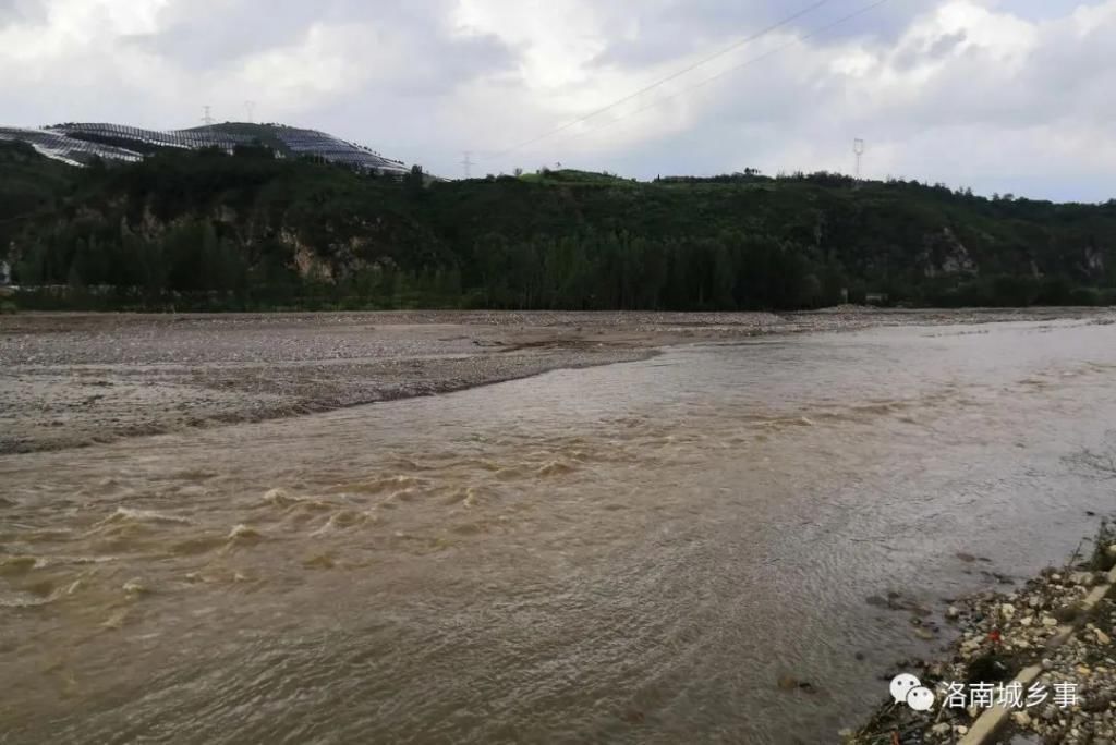  水文|洛河最新水文状况，水流量依然较大，河道里有未打捞的汽车
