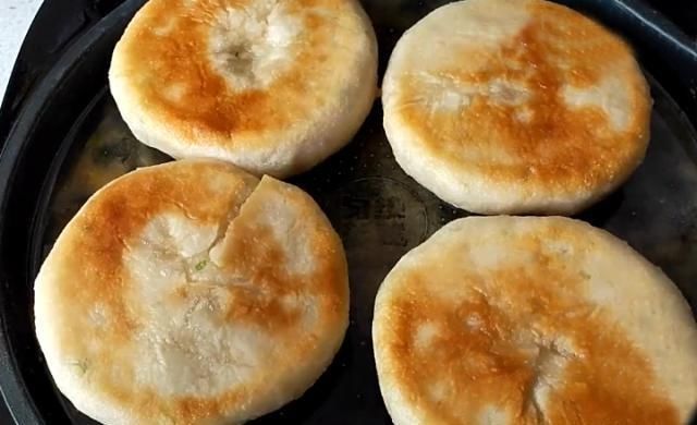 妈妈|妈妈这样烙饼,不用揉面,筷子一搅,蓬松又暄软,比面包松软