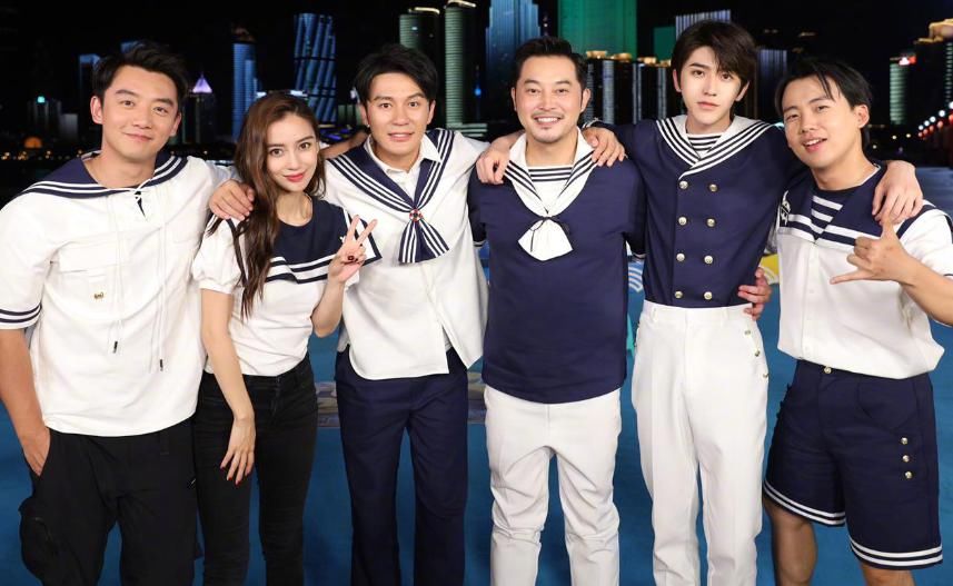  服装|跑男家族换上“水手服”，蔡徐坤沙溢服装统一，只有郭麒麟不同