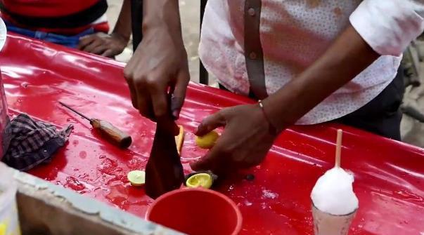 冰棍|印度人制作冰棍，恒河水加色素，就行了！网友：看得我肚子疼