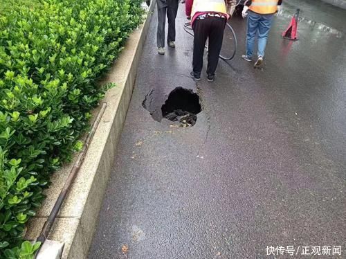 中原西路路面突现塌陷正在抢修，通行请注意