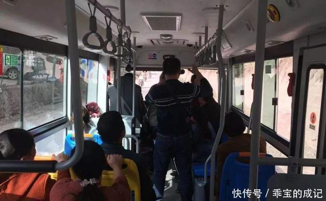 机灵|公交车上男孩高喊肚子痛，母亲查看后报警，乘客：“孩子真机灵”