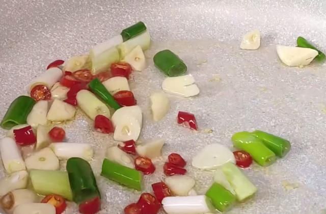 包菜|酸辣款包菜炒粉丝的好吃做法,脆嫩鲜香,弹软美味,家人特爱吃