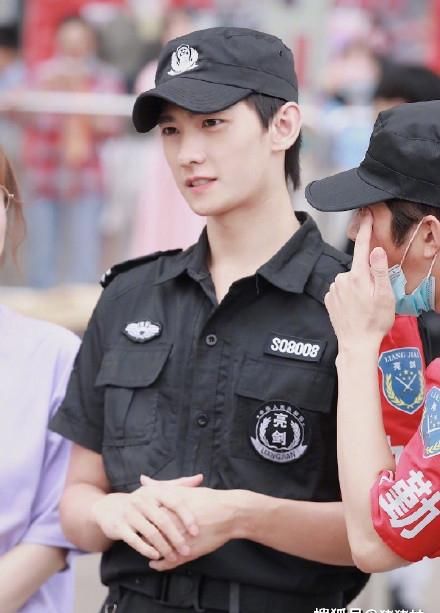  录制|杨洋保安造型录制综艺，要和迪丽热巴主演《你是我的荣耀》？