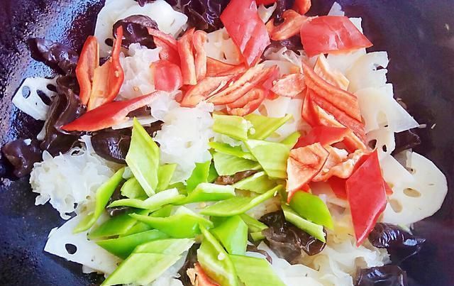 诀窍|炒木耳要好吃的诀窍,加点莲藕进去,美味愈加劲道,营养更是全面