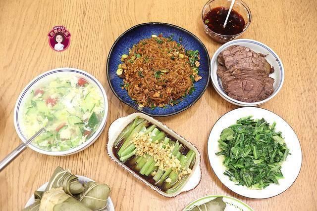 分钟|高考生的晚餐不含糊,快手妈妈25分钟搞定4菜1汤,荤素搭配合理