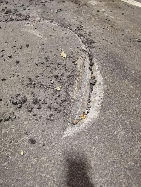  往前|“如果再往前挪一米，就成肉饼了……”高速上6吨重的钢卷砸中小轿车，司机腿都软了