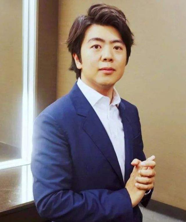 蔡少芬|蔡少芬张歆艺玩泼水游戏,看到他们的脸上溅满了水