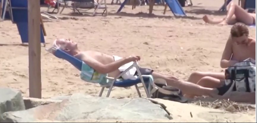 拜登赤裸上身在海滩度假，被批任期内有353天是在休假