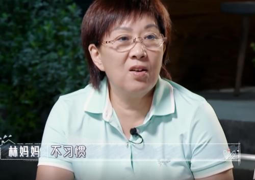  一旁|林志颖主动喂老婆吃糯米饭，陈若仪扭捏不吃，一旁婆婆看不下去了