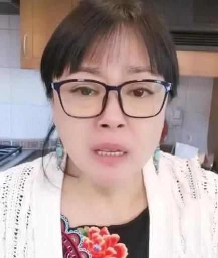 骗人|50岁李菁菁被曝与21岁老公诈骗千万，落泪回应：没骗人暂不退钱