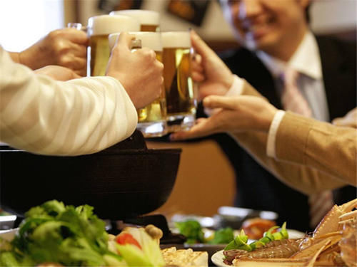  代价|小伙让女性朋友打车回家，宝马车被划，女子：不重视我的代价！