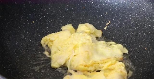 翻炒|面条别再煮着吃,教你新吃法,比吃肉还解馋,家人天天点名要吃