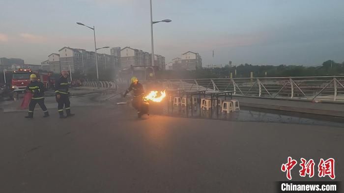  山西|山西寿阳一座桥上 消防员拎着喷火液化气罐紧急转移