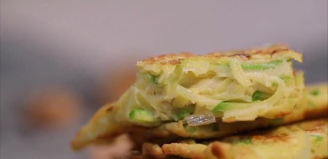 老少皆宜|早餐饼西葫芦鸡蛋饼,味道鲜美,老少皆宜,做法简单又省事、快捷