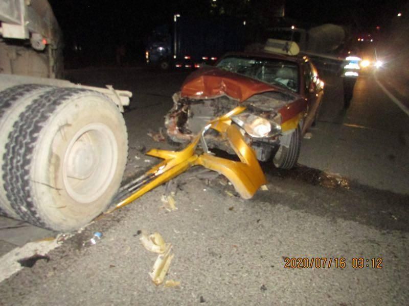  车道|重型半挂牵引车右转弯占四条车道，的士司机乘客聊天追尾一死一伤