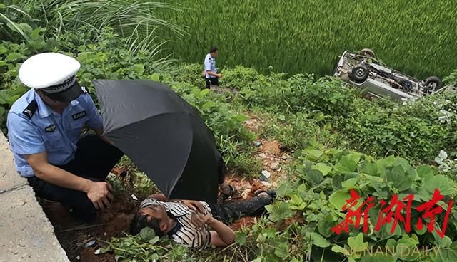  感动|身边的感动︱烈日下，为受伤驾驶员撑伞遮阳的交警好帅！