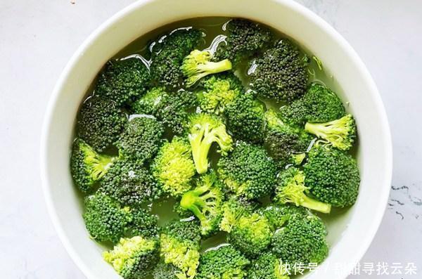 西兰花|炒西兰花时,要不要焯水大多数人都做错了,难怪西兰花发黄发焉