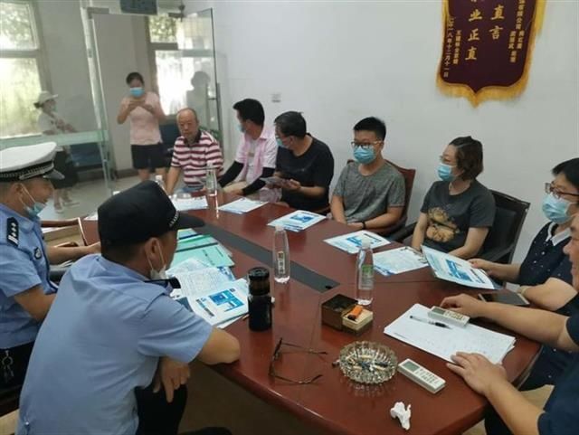 国家级文明|交警来到出租车公司共话安全文明出行，要求司机争当礼让斑马线的表率