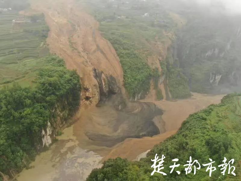 恩施市|警报再次拉响！恩施山体滑坡形成堰塞湖，当地群众紧急撤离