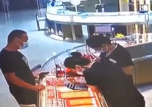 男子|男子商场内试戴项链,4秒后疯狂逃窜溜走