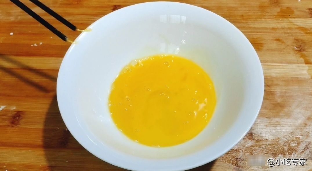 烫面|不用烫面做软面鸡蛋饼,筋道柔软,凉了也不硬,比饼店做的还好吃