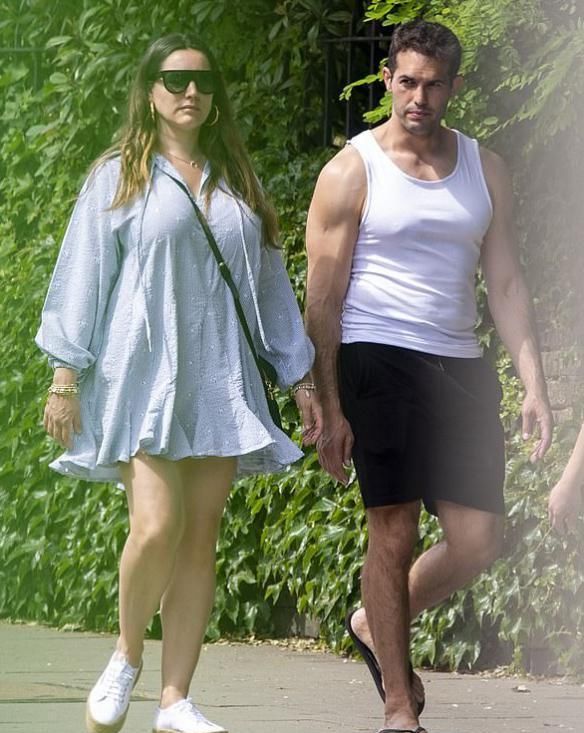  胸前|英国超模布鲁克发福？仍挡不住胸前＂波涛汹涌＂，这身材才是真女神