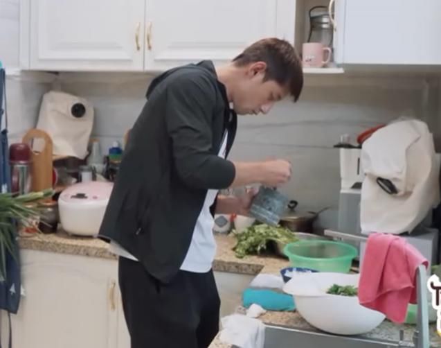  家务|《做家务的男人》张继科声称不会做菜，厨艺首秀，却低调露了一手