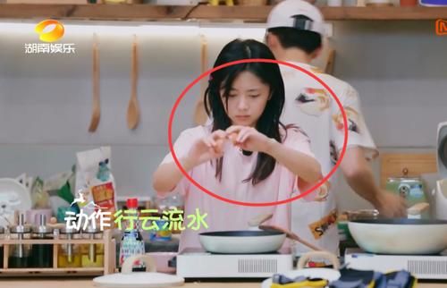  接地|郑爽做饭不离菜谱，看到谭松韵后才知道什么叫接地气