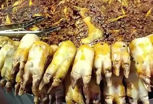 先卤|夜市烤猪蹄成女孩最爱!先卤后烤入味又软糯,满满胶原蛋白太诱人