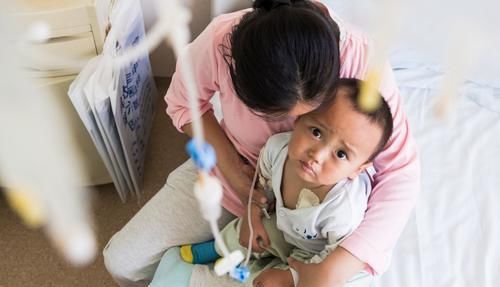  父亲|11岁漂亮女儿患重症急需救命钱，父亲急哭：别说卖血 要命都行