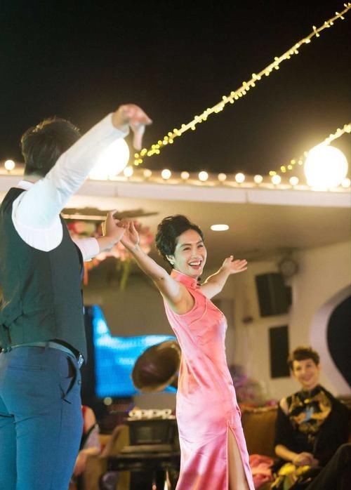  条连衣裙|朱茵身材真丰满，身穿黑色蕾丝包臀裙性感优雅，48岁依旧风情万种